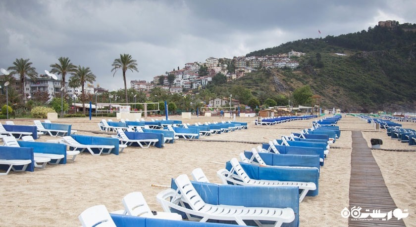 تخت های حمام آفتاب کنار ساحل